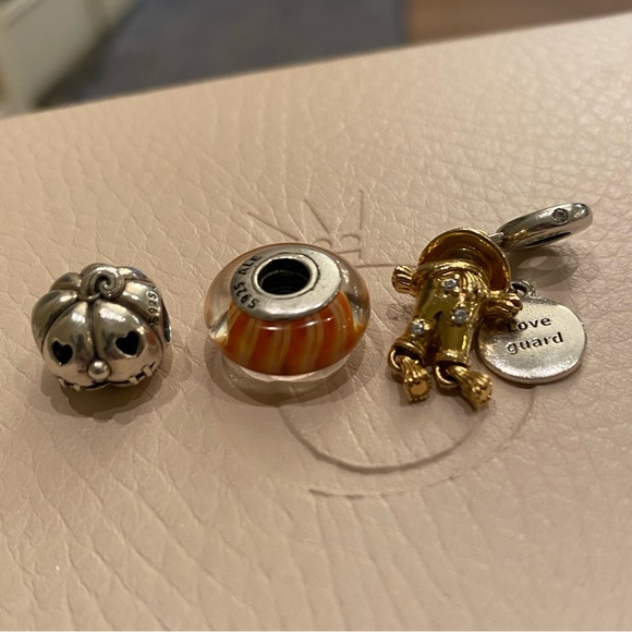 Pandora Autumn Trio of charms: pumpkin 🎃, scarecrow 👨‍🌾, and candy corn! - Picture 2 of 14